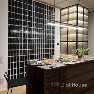 Черные стеклоблоки половинка внутри кухни для дизайна интерьера.