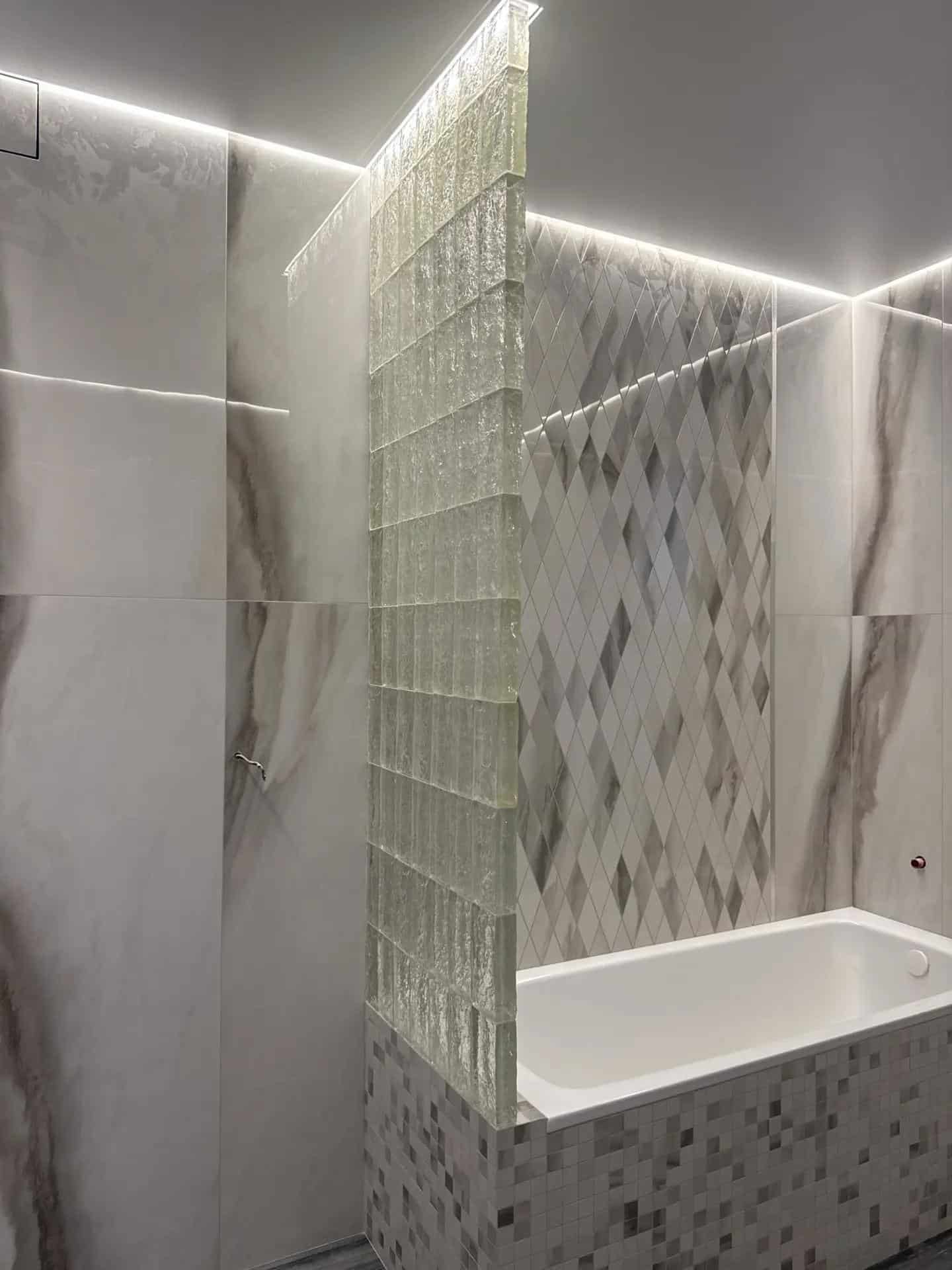Стеклянный кирпич Glassio Ice бесцветный — вертикальная вставка в ванной комнате, BlokHouse.ru