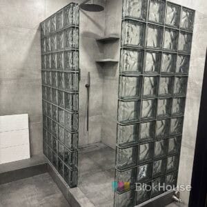 Дудевая перегородка из двух стенок смонтирована стеклоблоком бесцветный волна черный бриллиант Vitrablok 19х19х8
